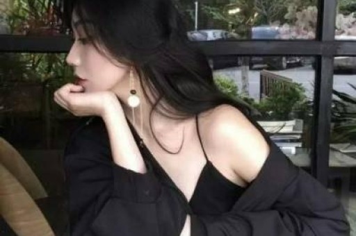 阿 Sa 望向林志玲眼神暗藏深意仿佛藏着锋芒嘴角扬起却笑意不达眼底皮笑肉不笑的微妙神态格外耐人寻味